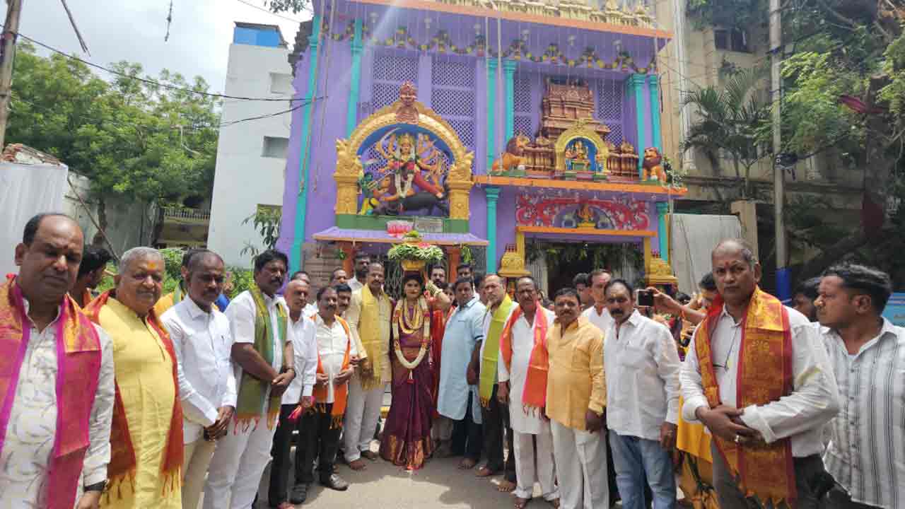 Ujjaini | ఉజ్జయిని అమ్మవారికి పసిడి బోనం