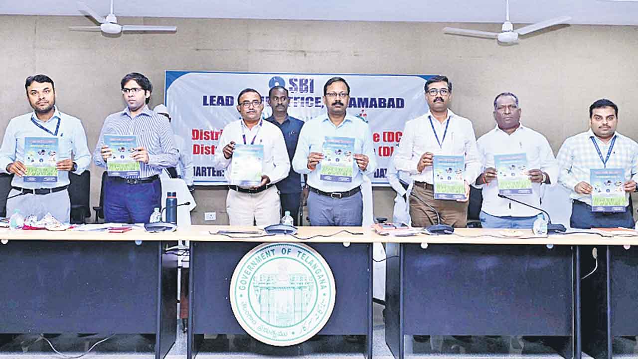 పంటలకు రుణాలకు అధిక ప్రాధాన్యం ఇవ్వాలి