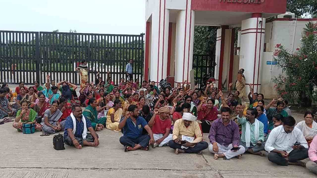 Basara IIIT | రెండు నెలలుగా జీతాలు ఇస్తలే‌.. బాసర ఐఐఐటీ గేటు వద్ద హౌస్ కీపింగ్ సిబ్బంది ఆందోళన
