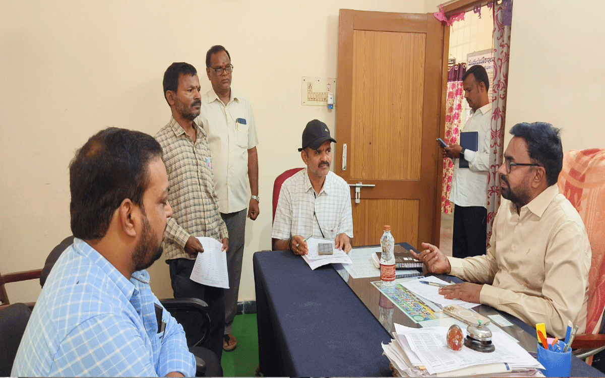 Atmakur(M) : ఇందిరమ్మ ఇళ్ల నిర్మాణాన్ని త్వరగా పూర్తి చేయాలి : అదనపు కలెక్టర్ భాస్కర్ రావు