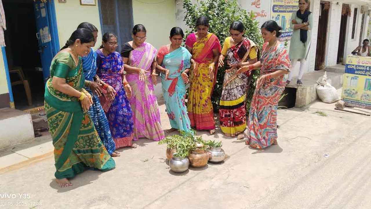 Maddur | వర్షాల కోసం బతుకమ్మ ఆడిన మహిళలు