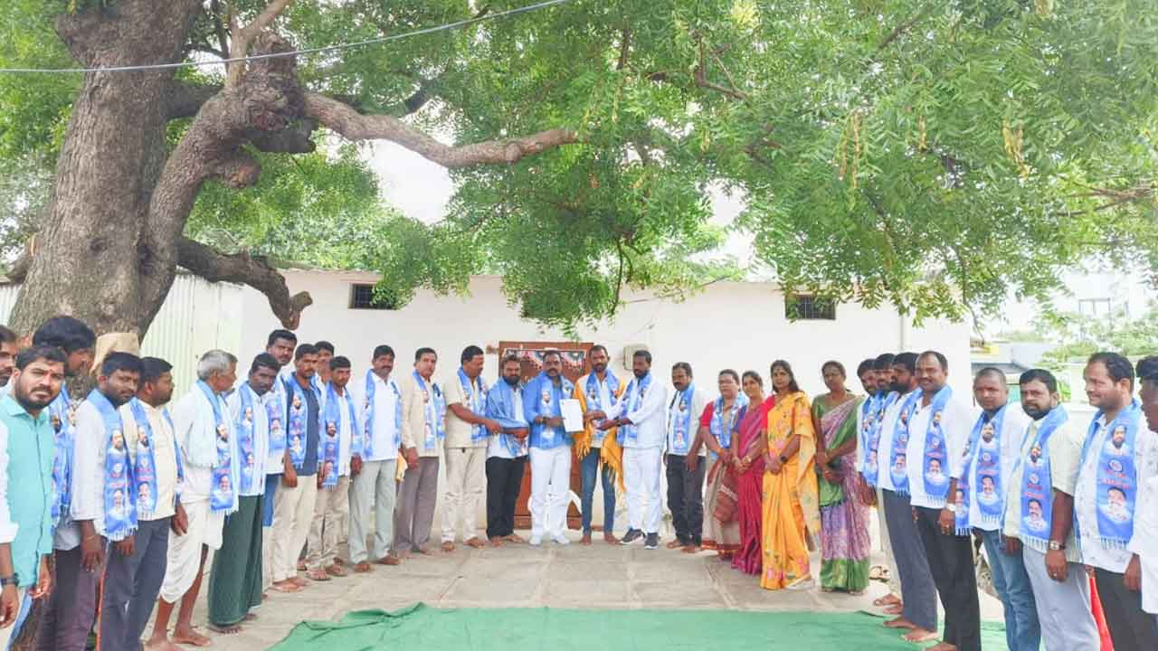 BCs | బీసీలకు 42 శాతం రిజర్వేషన్లు అమలు చేయాలి : బర్క కృష్ణ