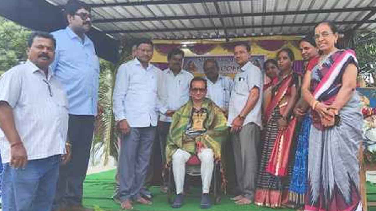 DEO Bhojanna | గుడులతో పాటు బడులకు చేయూత నివ్వండి : డీఈవో భోజన్న