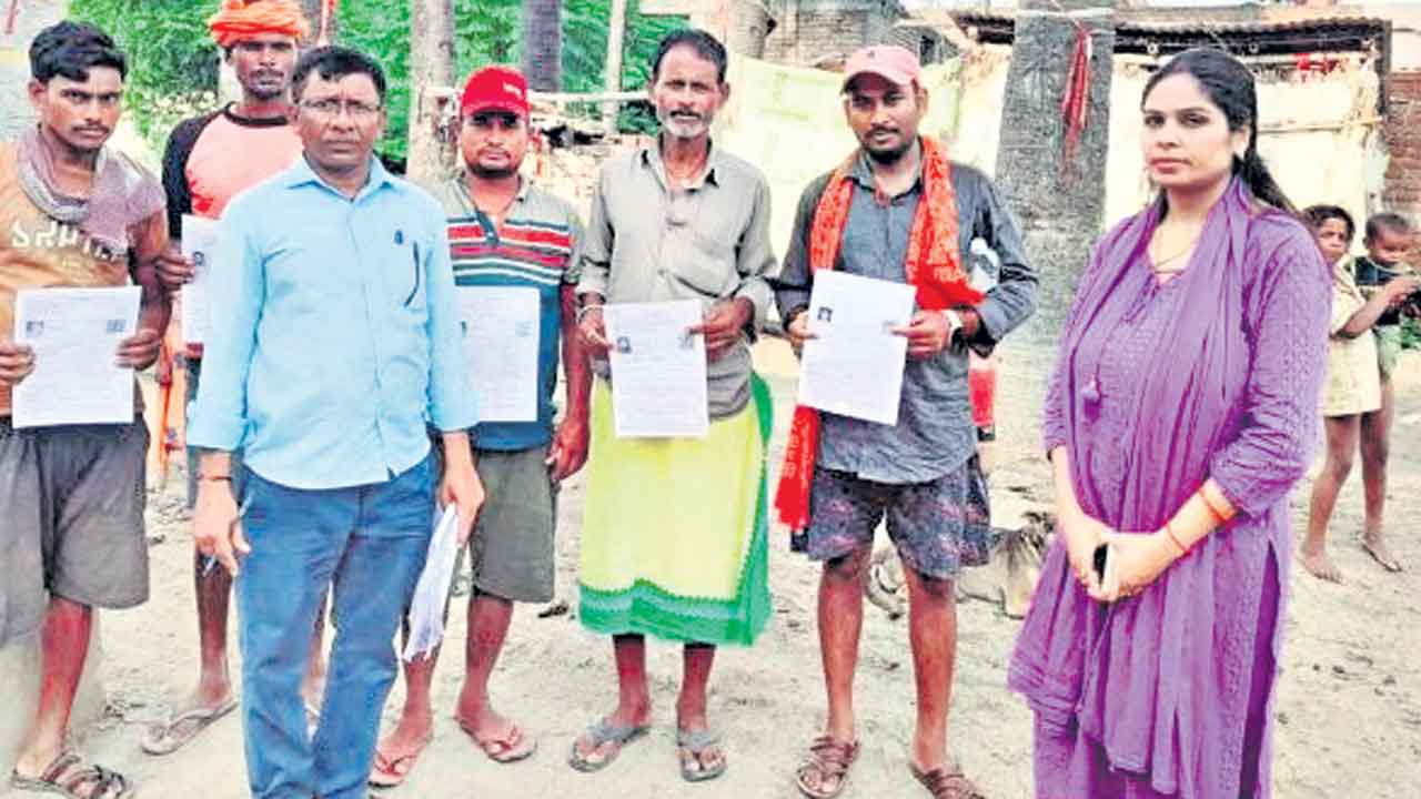 ఓటుకు 11 దారులున్నా.. పేదలకన్నీ అడ్డంకులే!