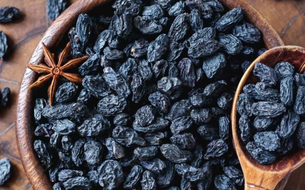 Black Raisins | రోజూ గుప్పెడు నలుపు రంగు కిస్మిస్లను నీటిలో నానబెట్టి తినాలి.. ఎందుకంటే..?