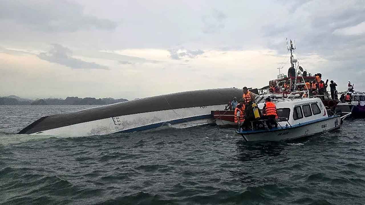 పడవ మునిగి 34 మంది మృతి