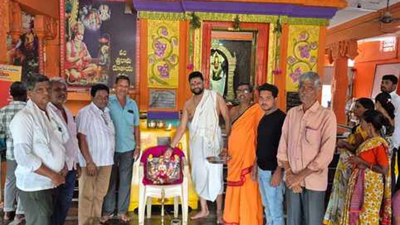 Bodhan town | షిరిడీ సాయిబాబా ఆలయంలో భక్తుల పూజలు