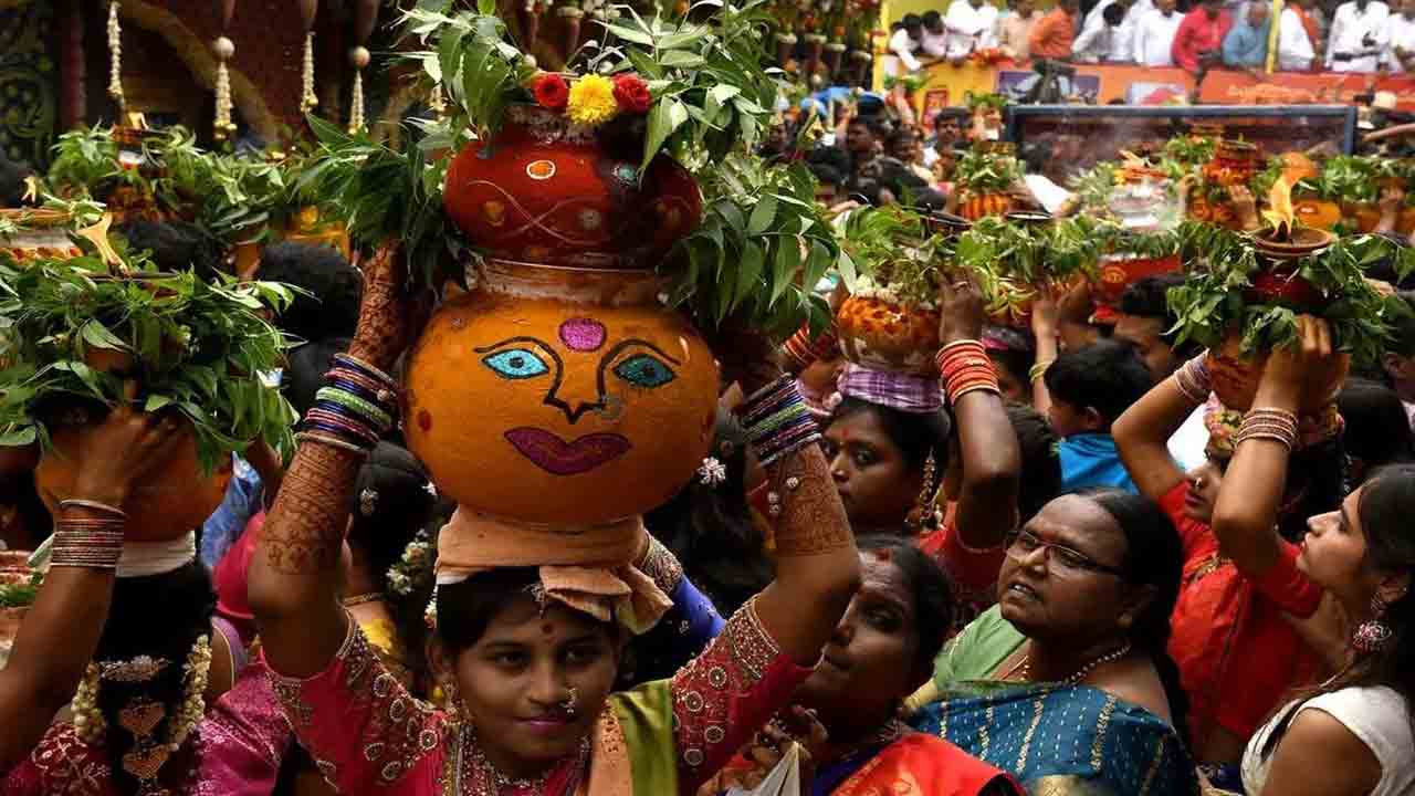 Hyderabad Bonalu | హైదరాబాద్‌లో బోనాల సందడి: లాల్ దర్వాజా సింహవాహిని అమ్మవారిని దర్శించుకున్న ప్రముఖులు!