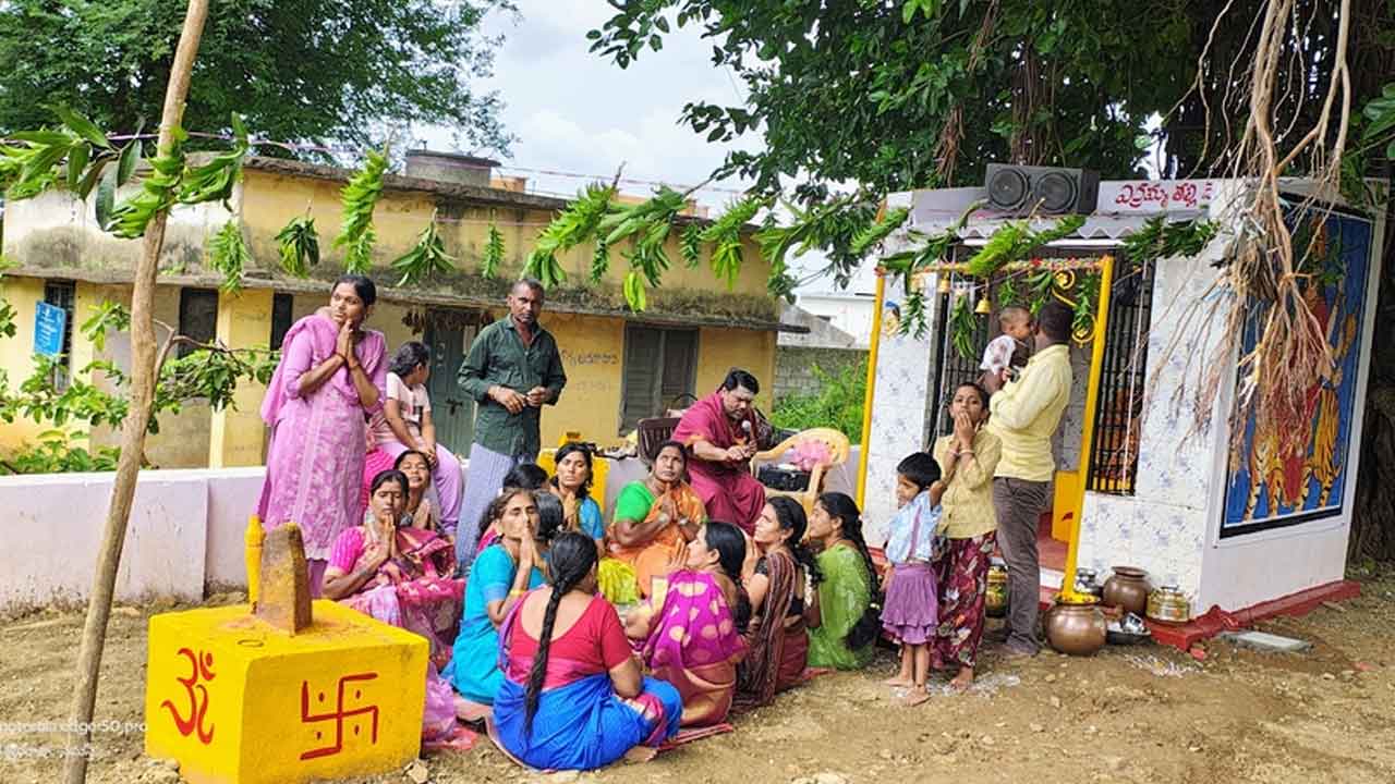 Karepalli | కారేపల్లి క్రాస్ రోడ్డులో ఘనంగా బోనాల వేడుక