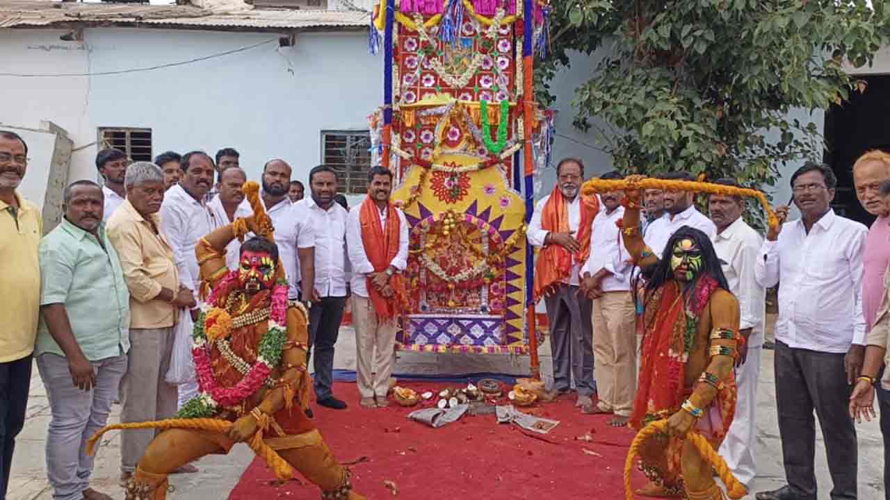 భ‌క్తి శ్రద్ధలతో పోచమ్మతల్లి బోనాలు.. భక్తులతో కిటకిటలాడిన దేవాలయం