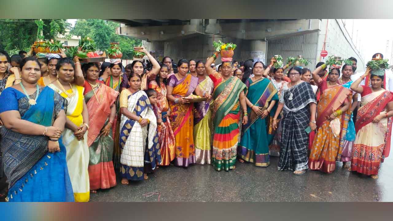 Yellamma thalli Bonalu | సోమగూడెంలో ఘనంగా ఎల్లమ్మ తల్లి బోనాలు