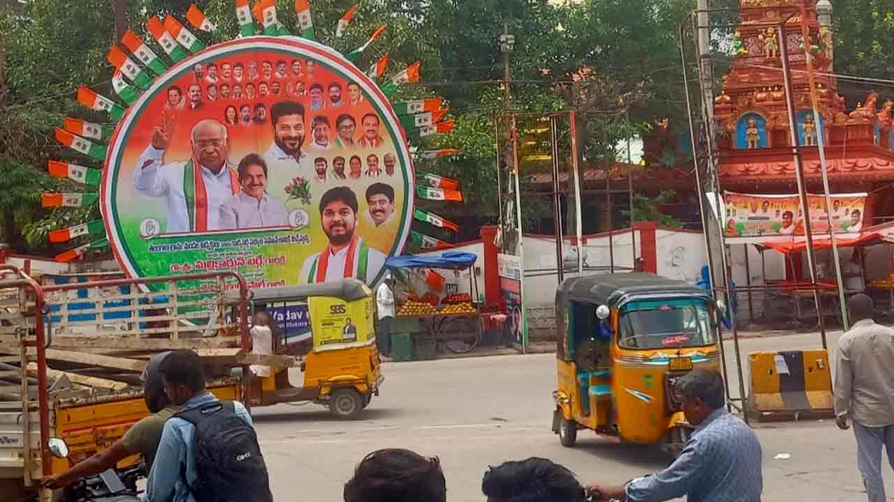 బస్ టెర్మినల్లో కాంగ్రెస్ భారీ కటౌట్లు.. పట్టించుకోని బల్దియా అధికారులు