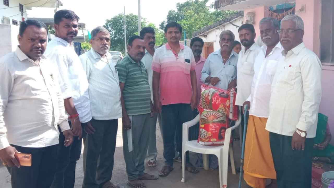 BRS leaders | వస్పరి ఫౌండేషన్ ఆధ్వర్యంలో బాధిత కుటుంబానికి బియ్యం అందజేత