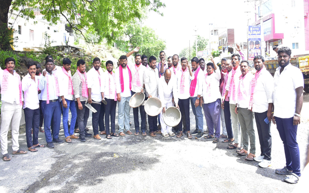 Bhuvanagiri Urban : రోడ్డుపై గుంత‌ల‌ను పూడ్చిన బీఆర్ఎస్ నాయ‌కులు