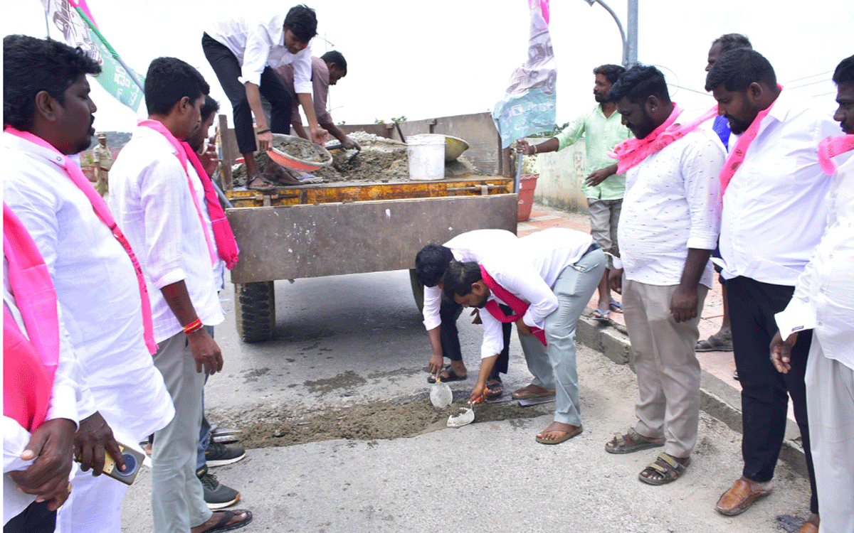 Bhuvanagiri Urban : రోడ్డుపై గుంత‌ల‌ను పూడ్చిన బీఆర్ఎస్ నాయ‌కులు