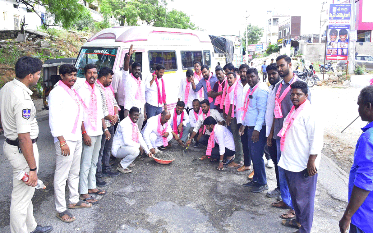 Bhuvanagiri Urban : రోడ్డుపై గుంత‌ల‌ను పూడ్చిన బీఆర్ఎస్ నాయ‌కులు