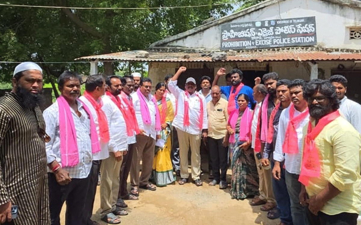 Kodada : కోదాడ ఎక్సైజ్ కార్యాలయం ఎదుట బీఆర్ఎస్ శ్రేణుల ధర్నా