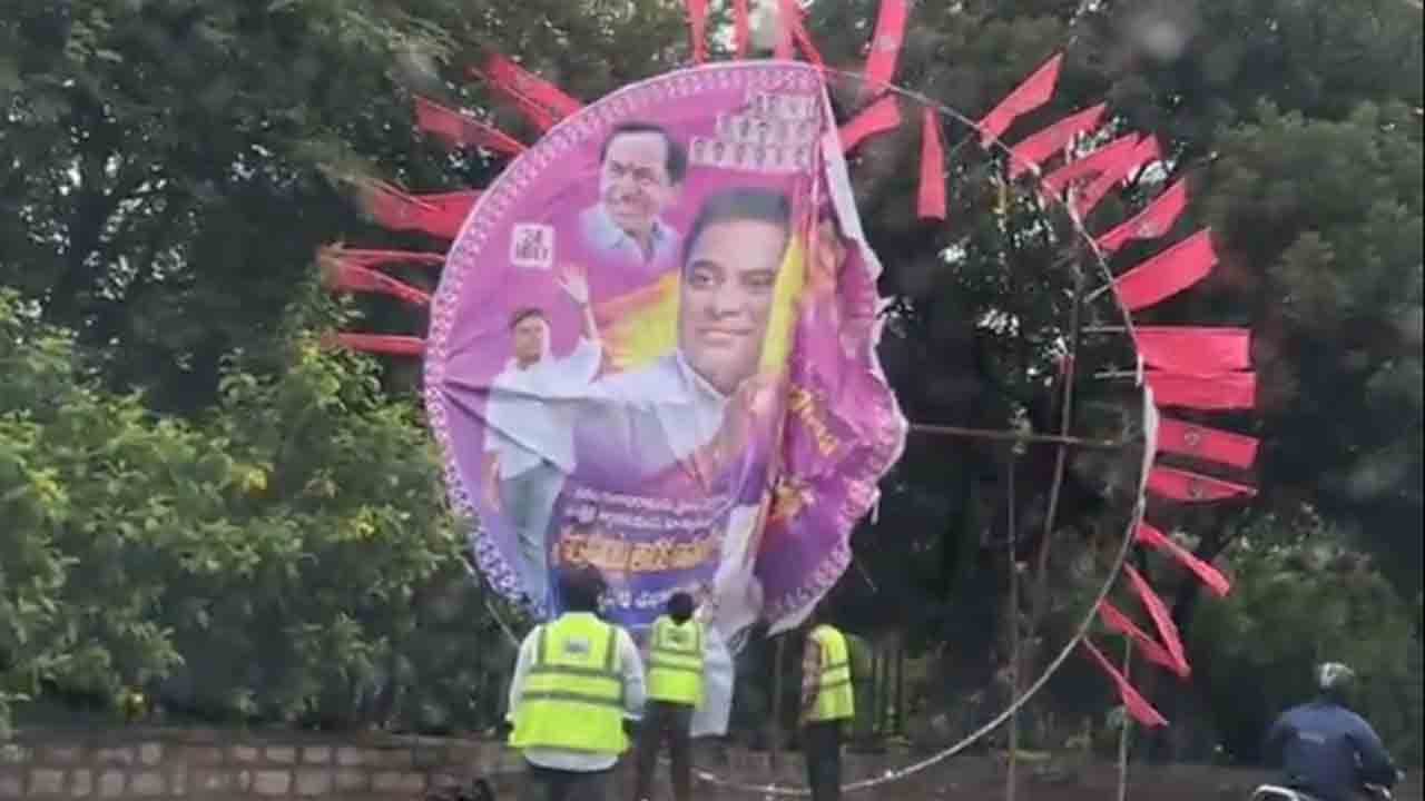 KTR | కాంగ్రెస్‌ సర్కార్‌ అత్యుత్సాహం.. కేటీఆర్‌ ఫ్లెక్సీలు తొలగిస్తున్న హైడ్రా, మున్సిపల్‌ సిబ్బంది