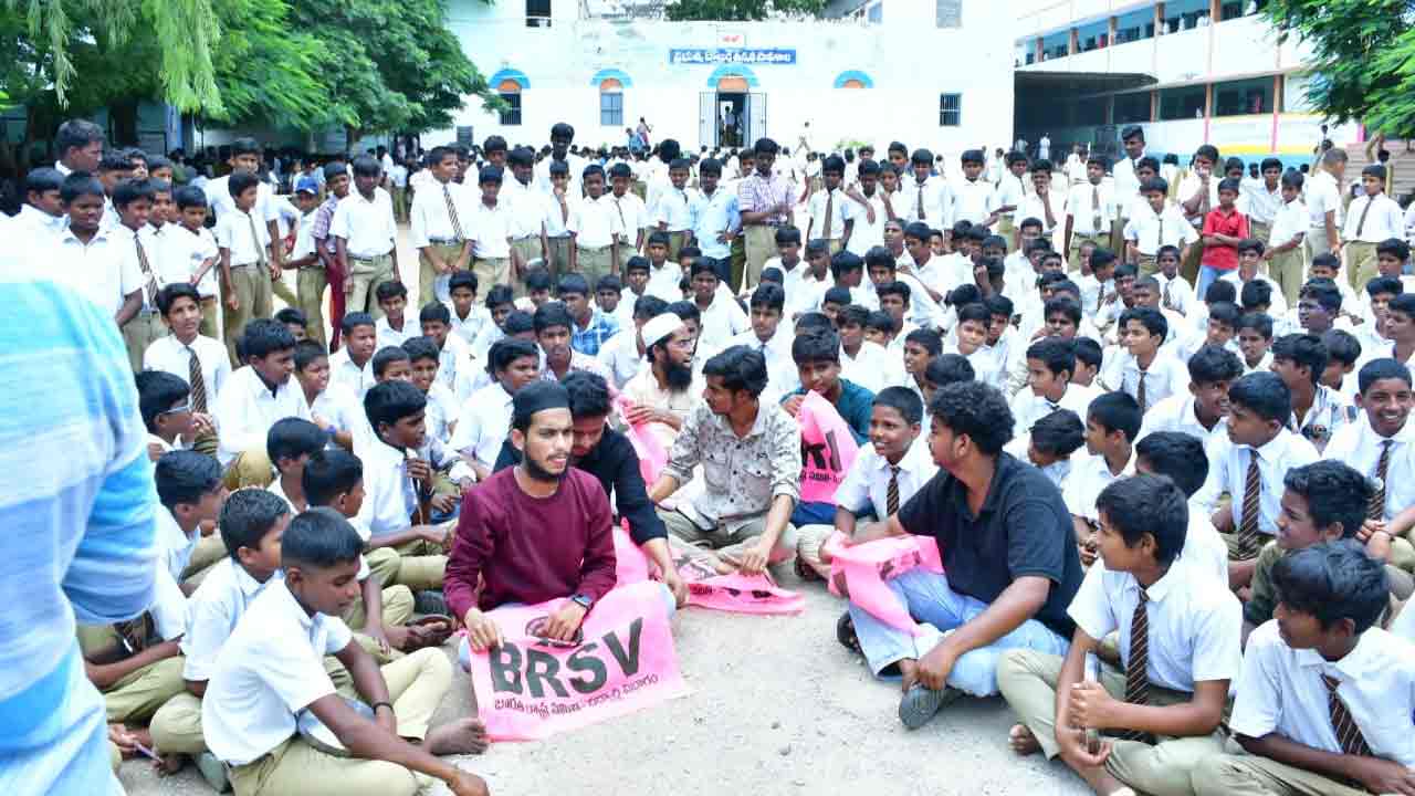 BRSV | విద్యార్థుల స‌మ‌స్యల‌ను ప‌రిష్క‌రించండి.. బీఆర్ఎస్వీ ధ‌ర్నా