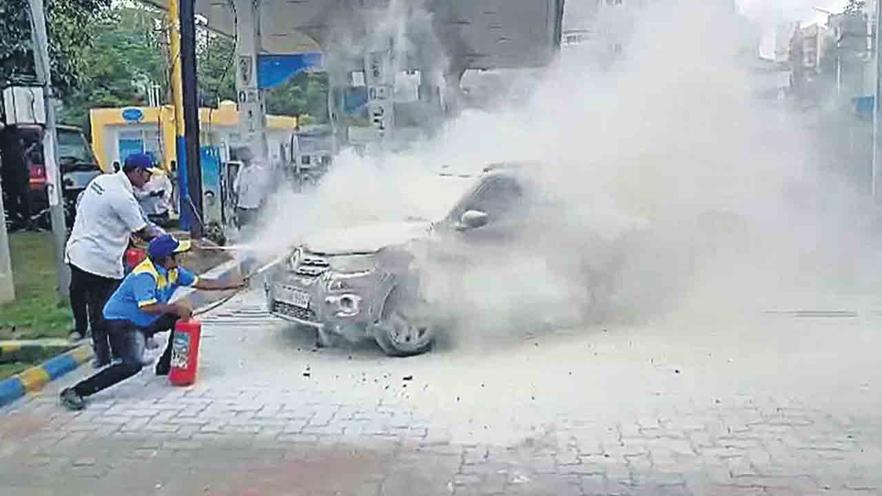 కారులో మంటలు