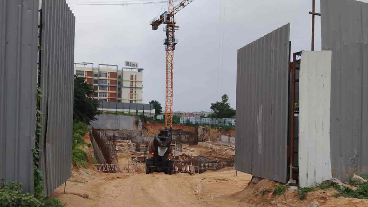 బండ్లగూడలో భారీ సెల్లార్ల తవ్వకాలు.. ప‌ట్ట‌ని ప్ర‌భుత్వ నిబంధ‌న‌లు