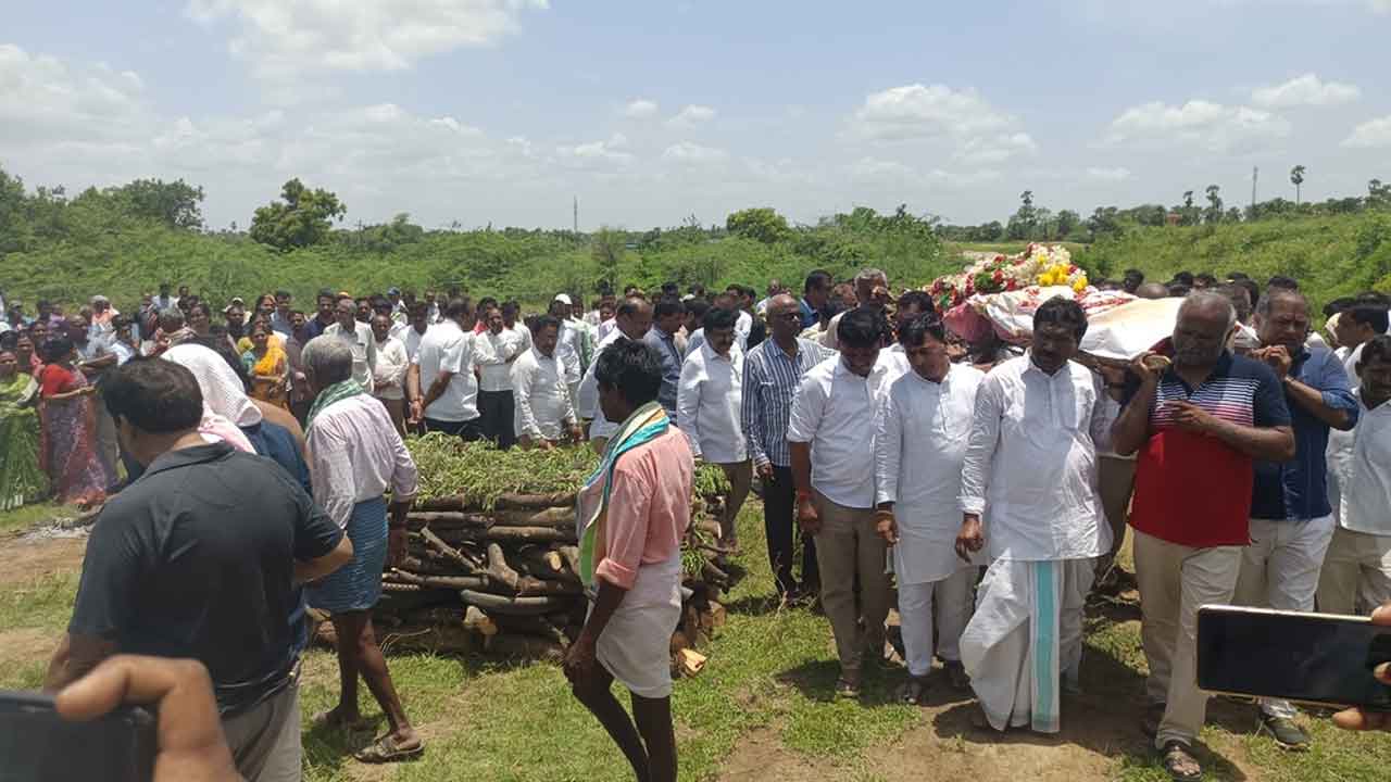Chada Saritha Reddy | అశ్రునయనాల మధ్య ముగిసిన మాజీ జడ్పీటీసీ అంత్యక్రియలు