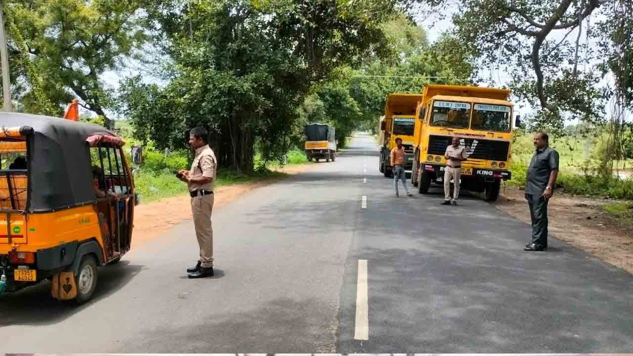 challans | పరిమితికి మించితే ఆటోవాలాలు ఛలానాలు కట్టాల్సిందే : ఎస్సై బాలరాజు