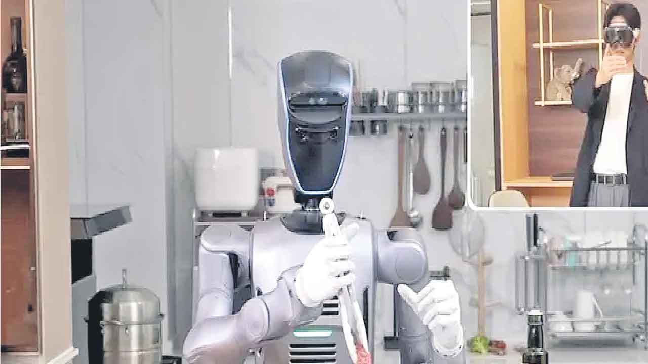 ఆన్‌లైన్‌ కదలికలతో అదిరే వంట!.. వీఆర్‌ కంట్రోల్‌తో సిద్ధం చేస్తున్న చైనా రోబోలు