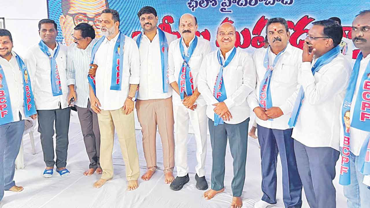 బీసీలకు 42శాతం రిజర్వేషన్లు కల్పించాలి