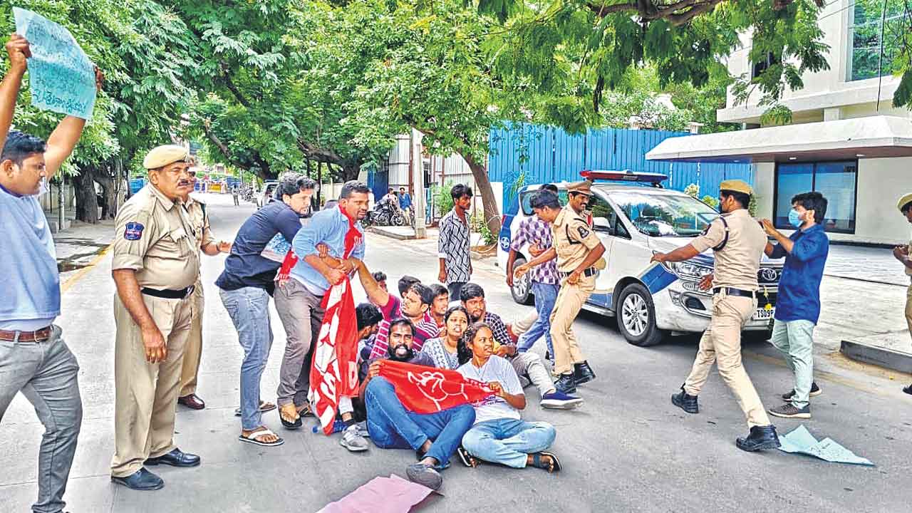 సీఎం ఇంటి ముట్టడికి యత్నం