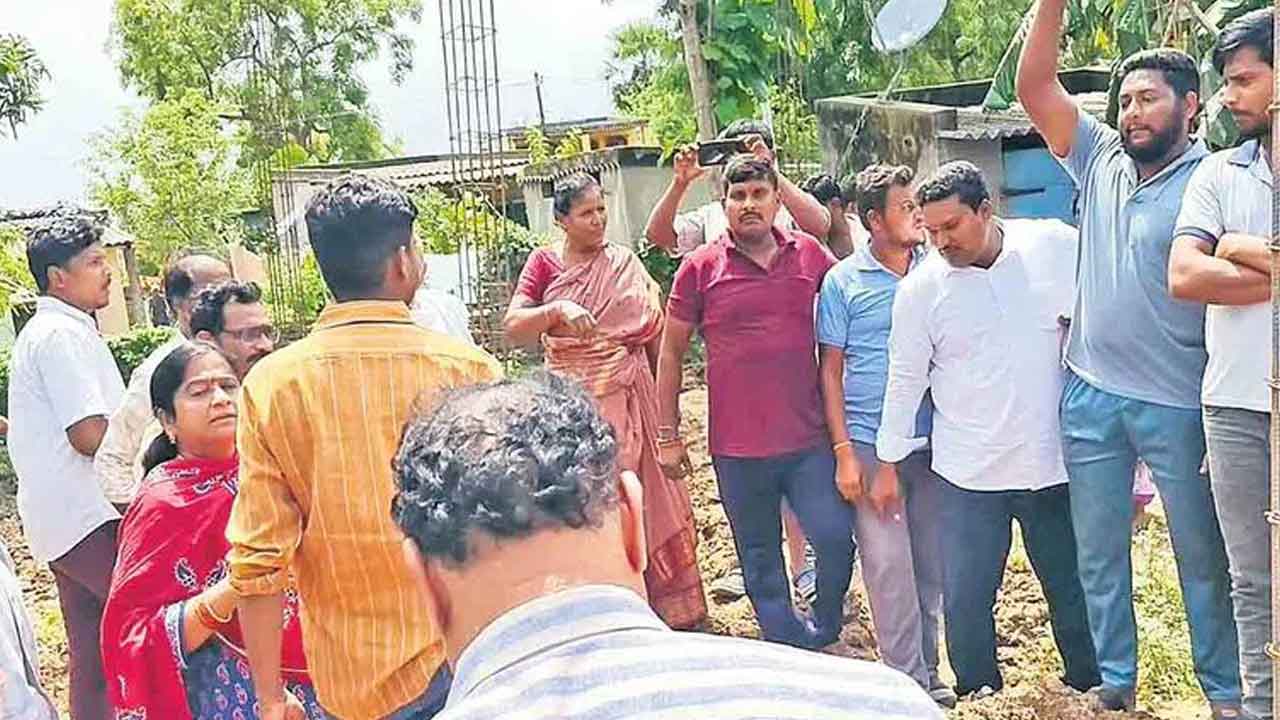 EO Ramadevi | భద్రాచలం ఈవో రమాదేవిపై దాడిని ఖండించిన విశ్వబ్రాహ్మణులు