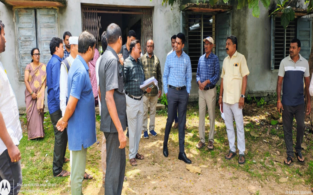 Karepalli : కారేపల్లి మండల కేంద్రంలో కలెక్టర్ అనుదీప్ ఆకస్మిక తనిఖీలు