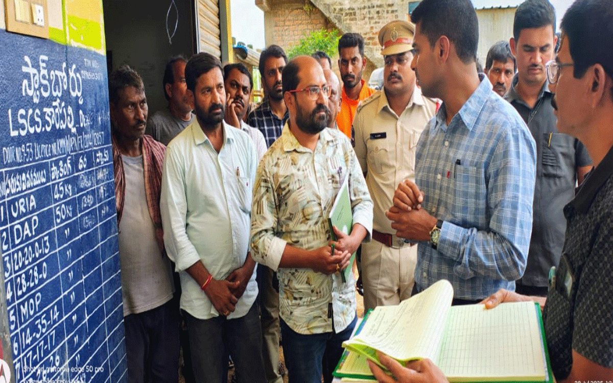 Karepalli : కారేపల్లి మండల కేంద్రంలో కలెక్టర్ అనుదీప్ ఆకస్మిక తనిఖీలు