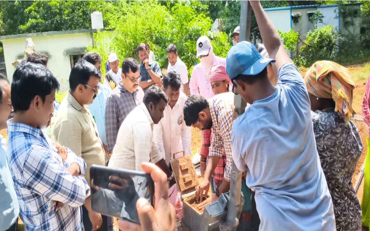 Chunchupalli : ఇటుకల తయారీలో మెళ‌కువ‌ల‌పై కూలీల‌కు క‌లెక్ట‌ర్ అవ‌గాహ‌న‌