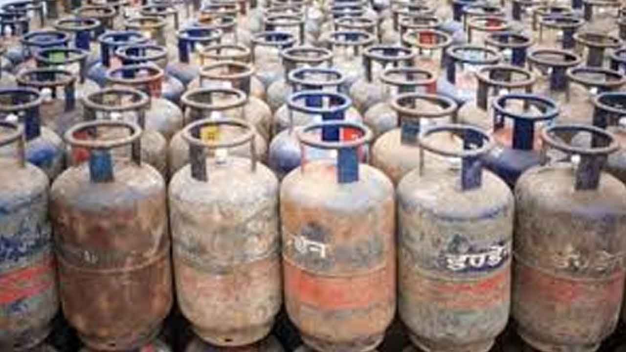 LPG Cylinder Price | వాణిజ్య సిలిండర్ ధర భారీగా పెంపు.. ఒకేసారి రూ.993 పెంచేసిన చమురు సంస్థలు