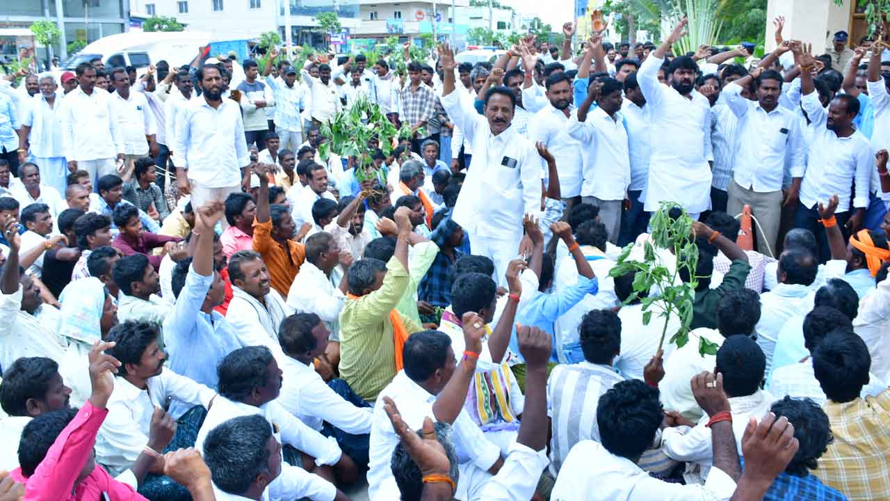 రైతన్న ఆక్రోశం.. గద్వాల కలెక్టరేట్‌ వద్దకు పెద్ద ఎత్తున తరలొచ్చిన రైతులు