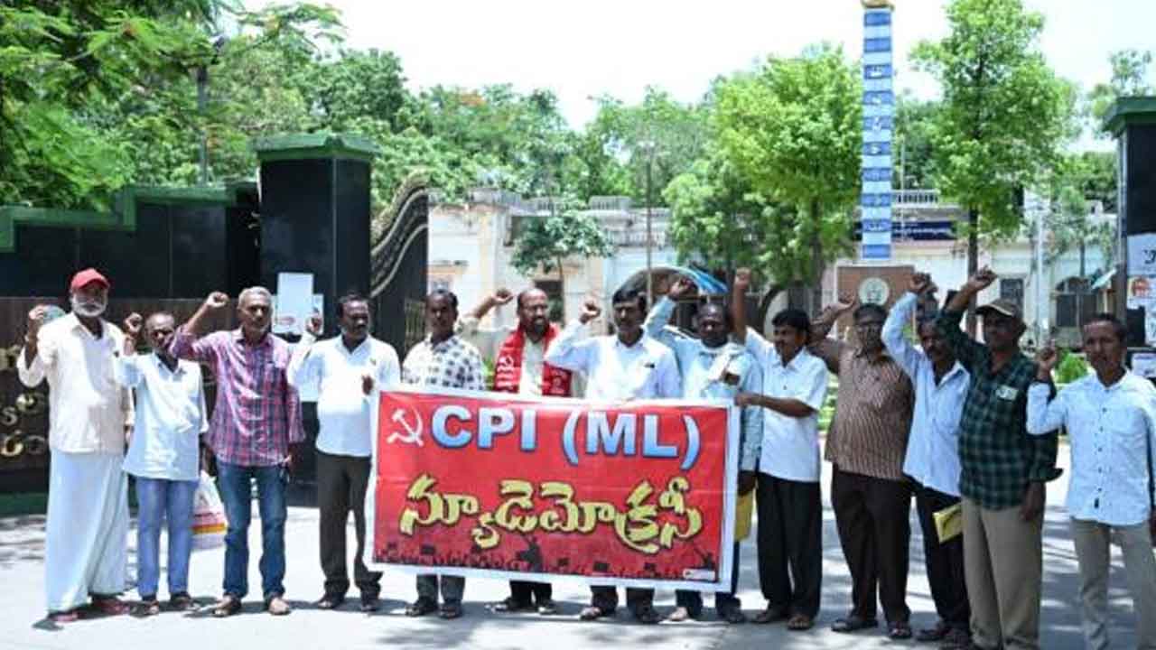 Warangal | యూరియా కొరతను నివారించాలని కలెక్టరేట్‌ ఎదుట సీపీఐఎంఎల్‌ న్యూడెమోక్రసీ, ఏఐకేఎంఎస్ ధర్నా