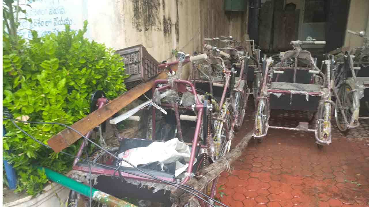 LB Nagar | నిరుపయోగంగా పడి ఉన్న ముడు చక్రాల సైకిళ్లు