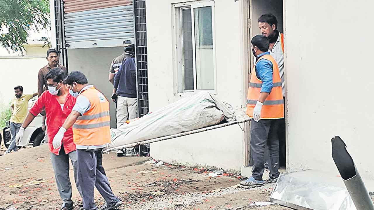 మిన్నంటిన రోదనలు.. పటాన్‌చెరు దవాఖానలో పోస్టుమార్టం.. మృతదేహాల తరలింపు