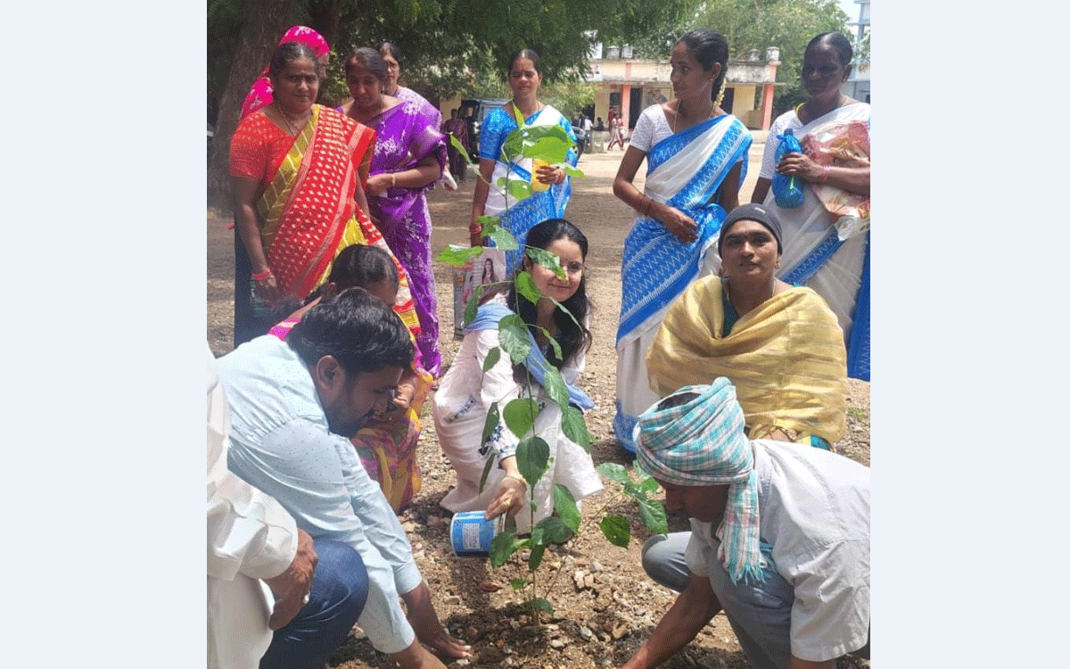 Bonakal : మెనూ ప్ర‌కారం విద్యార్థుల‌కు భోజ‌నం అందించాలి : జడ్పీ సీఈఓ దీక్ష రైనా