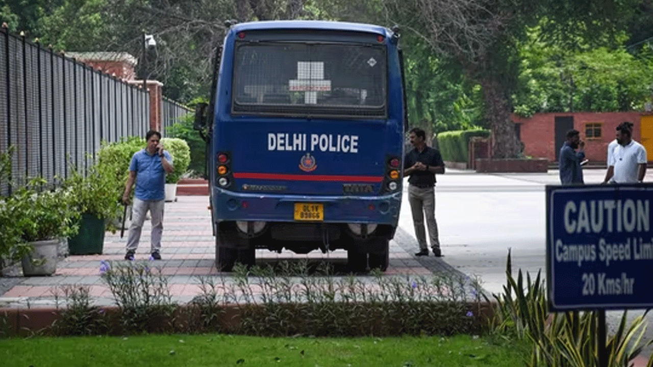 Delhi Schools: ఢిల్లీలో 20 స్కూళ్ల‌కు బాంబు బెదిరింపులు.. కొన‌సాగుతున్న త‌నిఖీలు