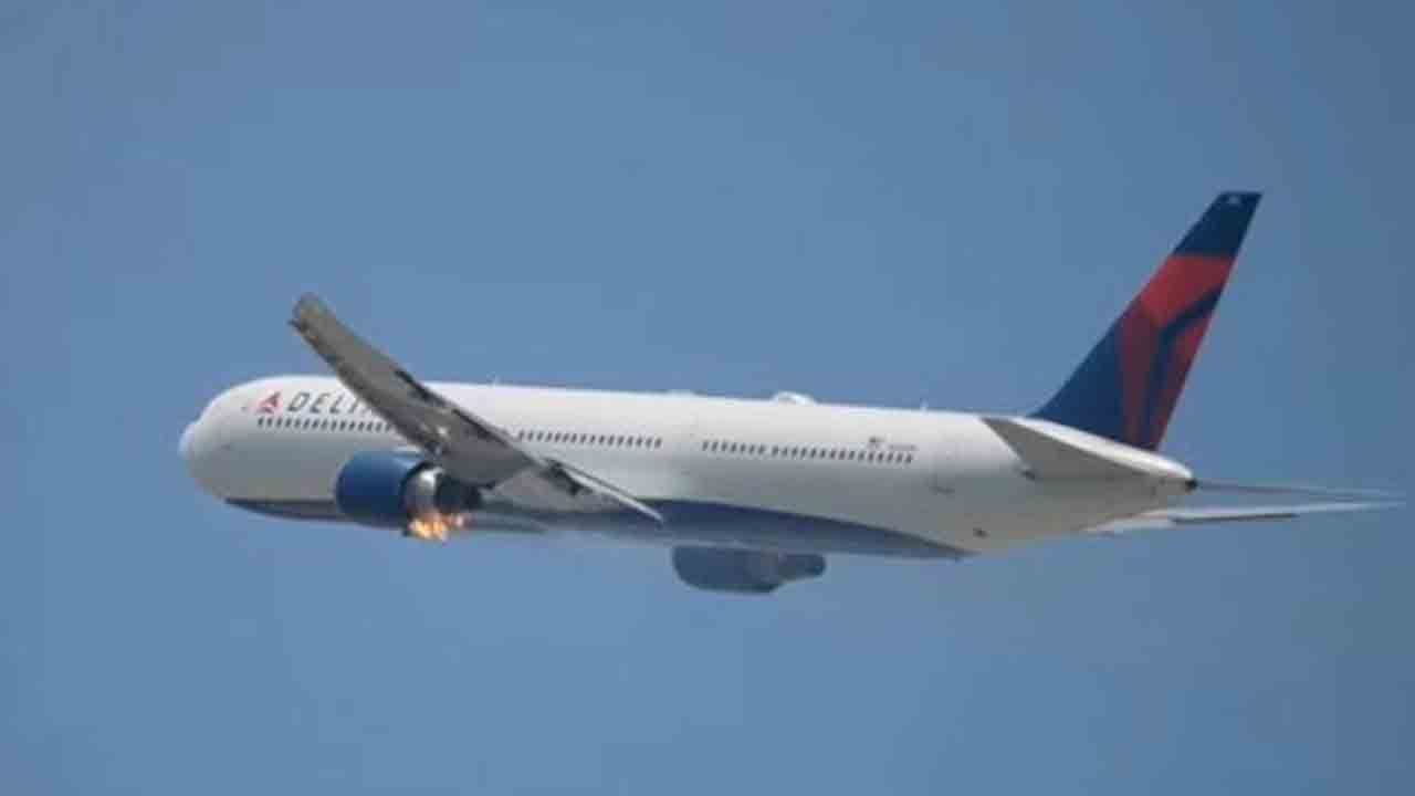 Boeing 767 | గాల్లో ఉండగానే ఇంజిన్‌లో మంటలు.. బోయింగ్‌ విమానానికి తప్పిన పెను ప్రమాదం.. వీడియో