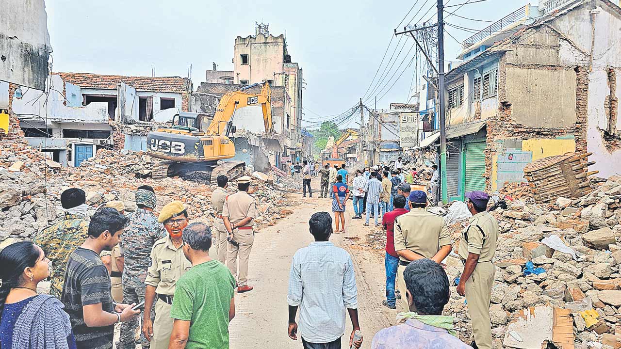 వేములవాడలో మళ్లీ కూల్చివేతలు.. న్యాయస్థానంలో స్టే ముగిసిన 78 భవనాలు నేలమట్టం