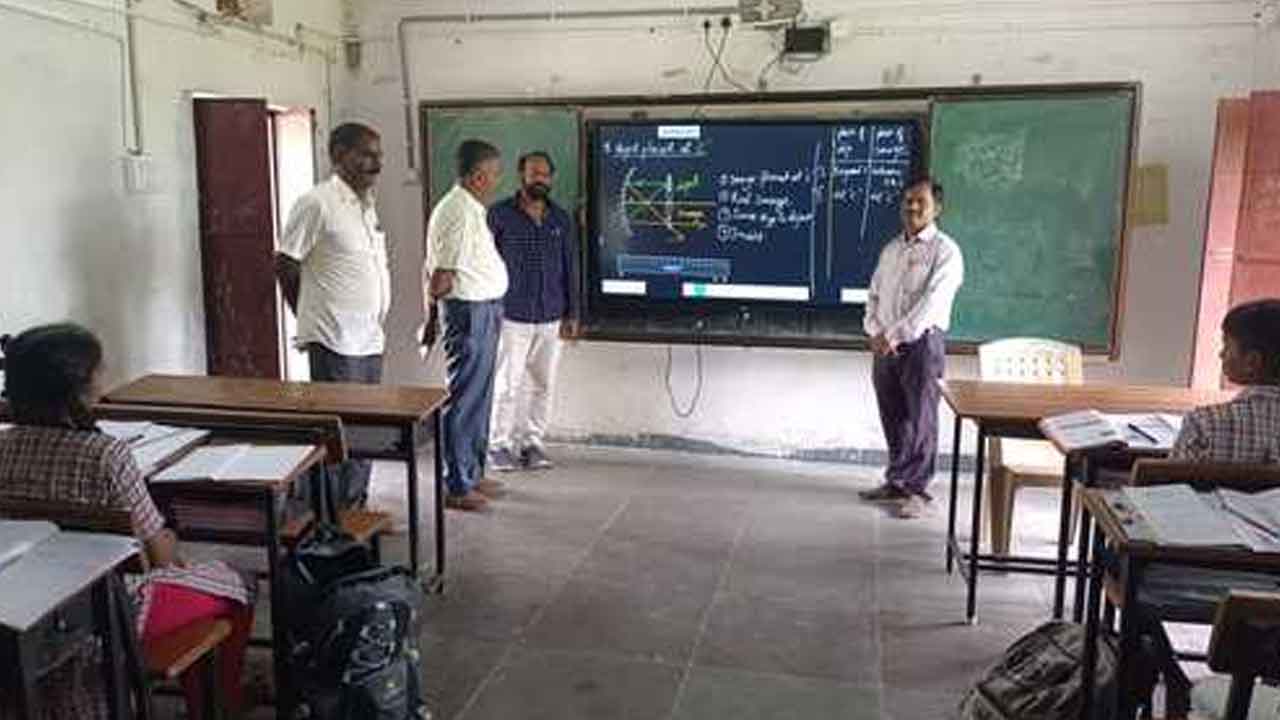 DEO Radha Kishan | కేజీబీవీ పాఠశాలను తనిఖీ చేసిన డీఈవో రాధా కిషన్