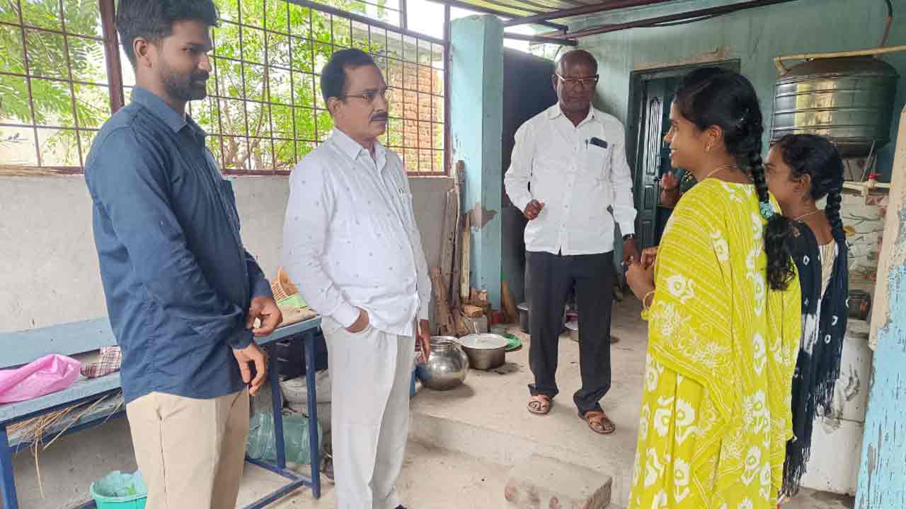 కార్పొరేట్ స్కూళ్లకు ధీటుగా ప్రభుత్వ పాఠశాలల్లో విద్య : డీఈవో శ్రీనివాస్ రెడ్డి
