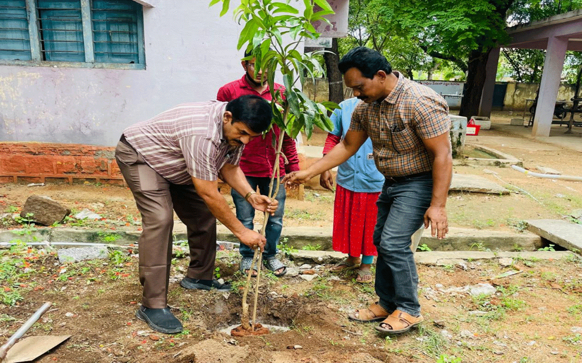 Kodada Rural : మొక్కల పెంపకంతో కాలుష్య నివారణ : జిల్లా పశు వైద్యాధికారి శ్రీనివాసరావు