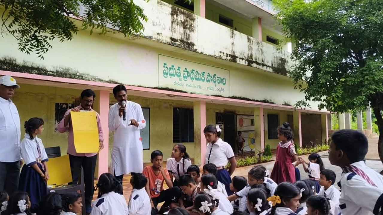 Warangal | విద్యార్థులకు డ్రాయింగ్‌ మెటీరియల్‌ పంపిణీ