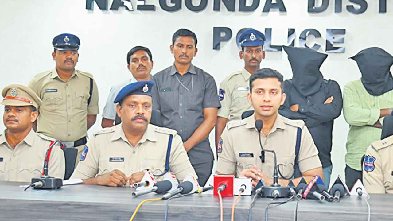 చైన్‌ స్నాచింగ్‌కు పాల్పడుతున్న ఇద్దరి అరెస్టు