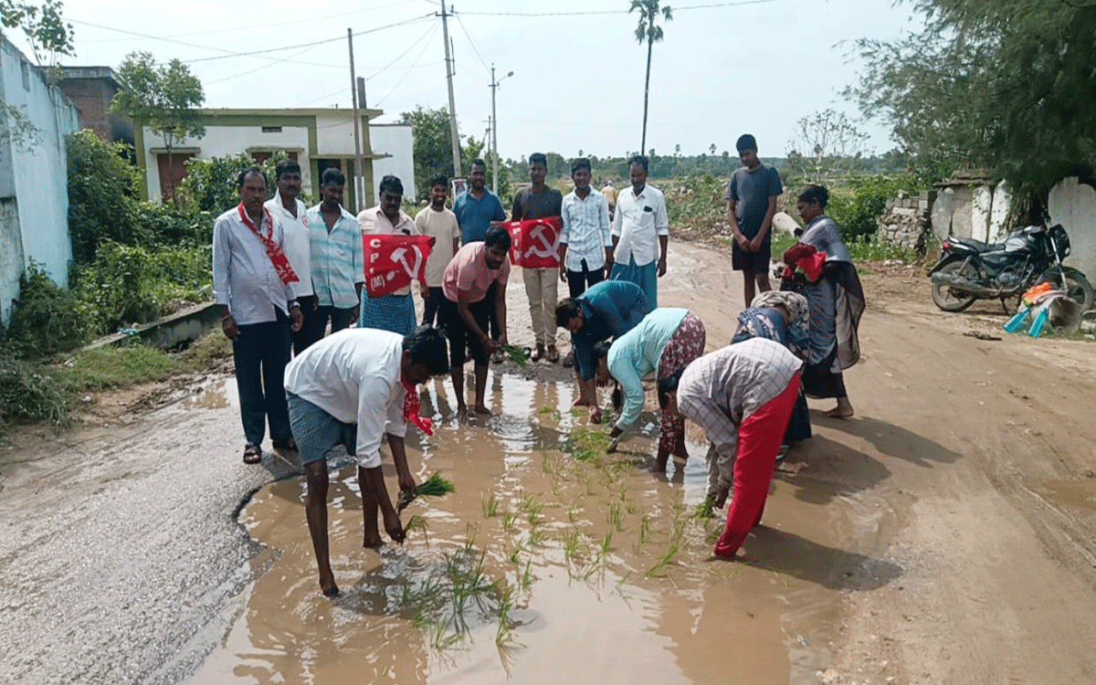Ramannapet : రామన్నపేట-అమ్మనబోలు ప్రధాన రోడ్డుపై వరి నాట్లు