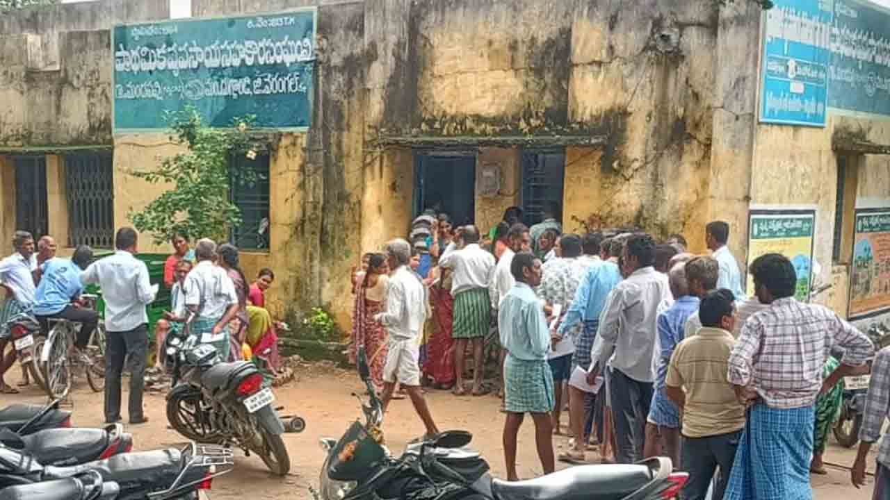 కాంగ్రెస్ ప్రభుత్వంలో మొదలైన యూరియా కష్టాలు..